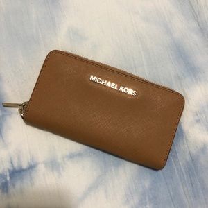 Michael Kors Wallet 🌾
